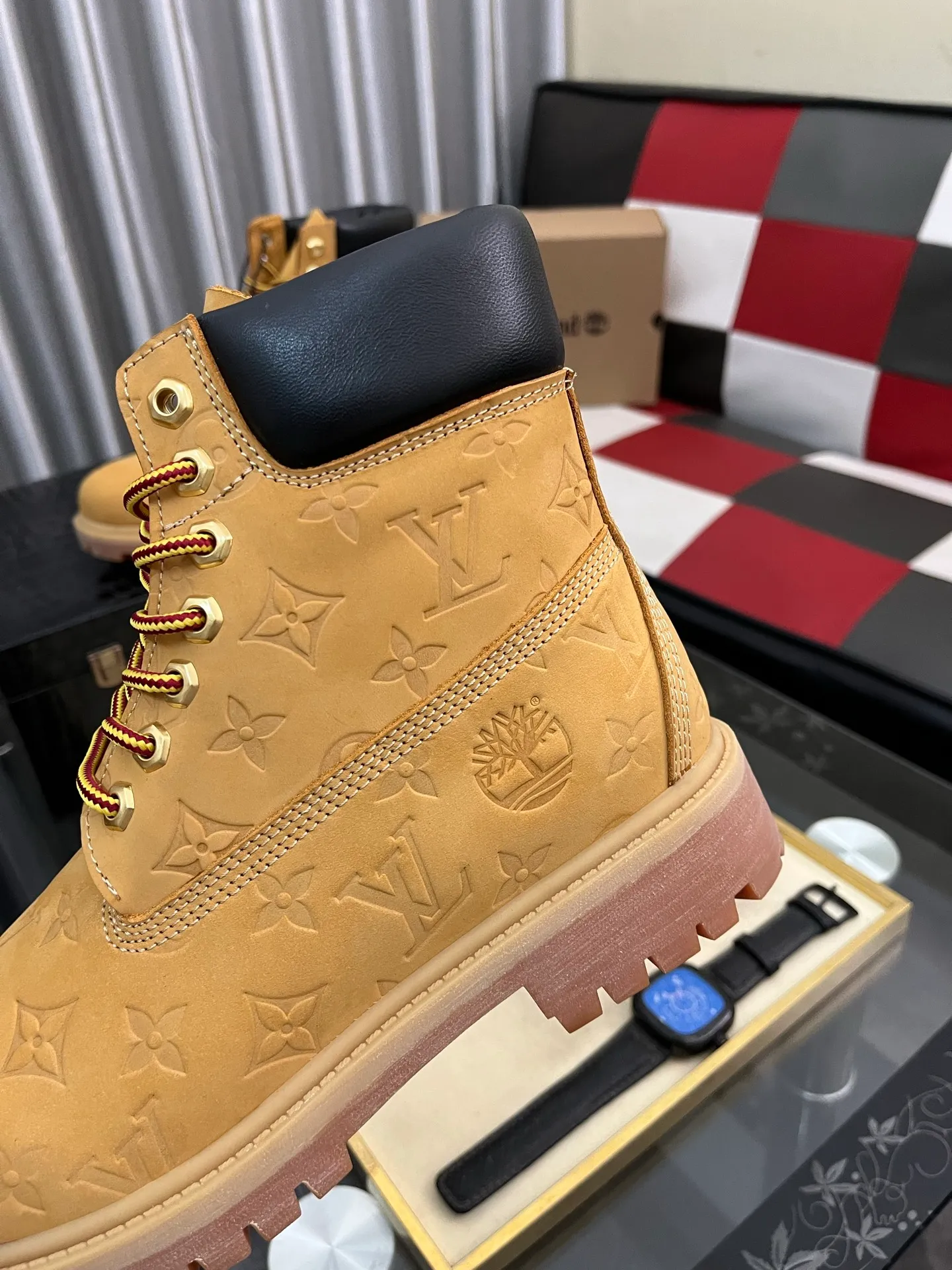 Ex-factory price: 458⌚️⌚️LV x Timberland Timberland joint model Presbyopia Embossed Rhubarb Boots Ankle Boots Short Boots LV x Timberland ankle boots are made of Monogram embossed waterproof nubuck cow leather, relying on the brand's exquisite craftsmanship to carefully reshape the classic Timberland 6-inch boot shape in Italy, with an eye-catching American workwear style. Created by Pharrell Williams 2025 autumn and winter menswear show. Monogram embossed tongue, original Timberland laces and outsole are exquisite details, and the leather label expresses the cooperation logo. Exquisite packaging at the delivery counter🛍📦 ▪️Material: Original customized imported first-layer cowhide ▪️Inner lining: Original customized leather lining/mesh lining ▪️Outsole: Original molded rubber material ▪️Sole thickness: 3.5CM ▪️Size: 38-44